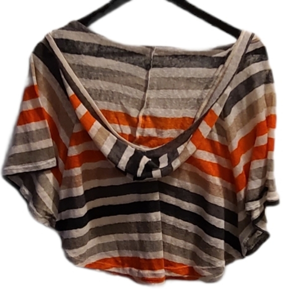 🦇2/$15-Crop top with hood - Picture 2 of 10